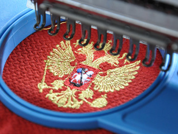 Изготовление одежды на заказ с вышивкой, печатью в Москве